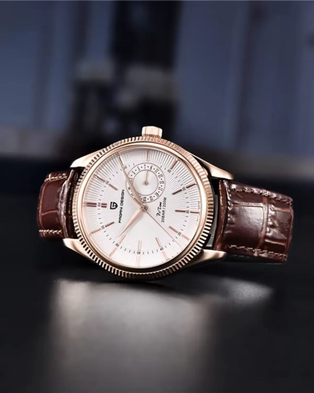 Relógio Masculino Pulseira de Couro Regent Brown Gold apoiado sobre mesa de tom escuro