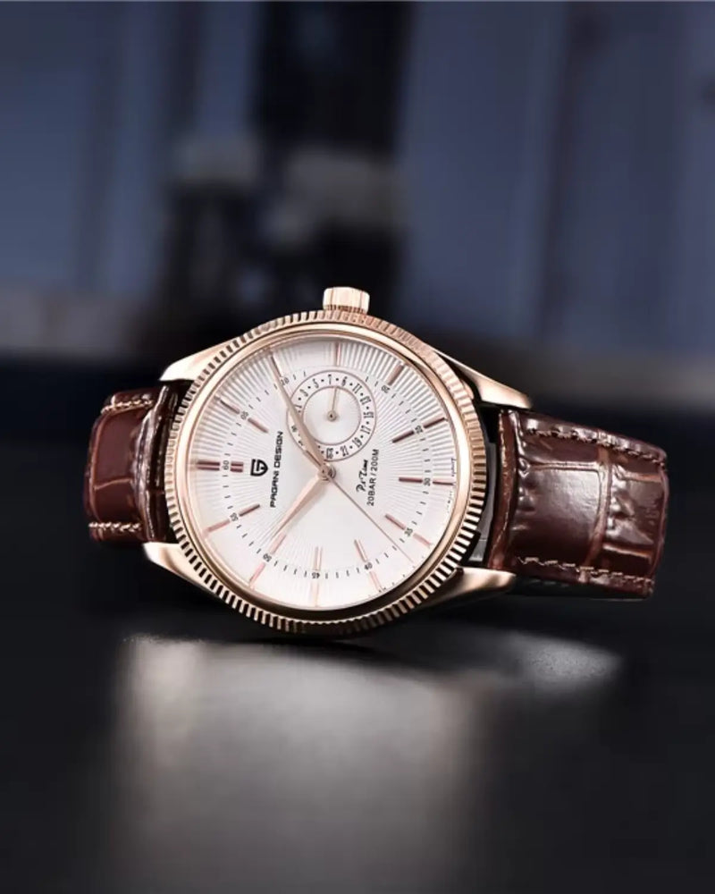 Relógio Masculino Pulseira de Couro Regent Brown Gold apoiado sobre mesa de tom escuro