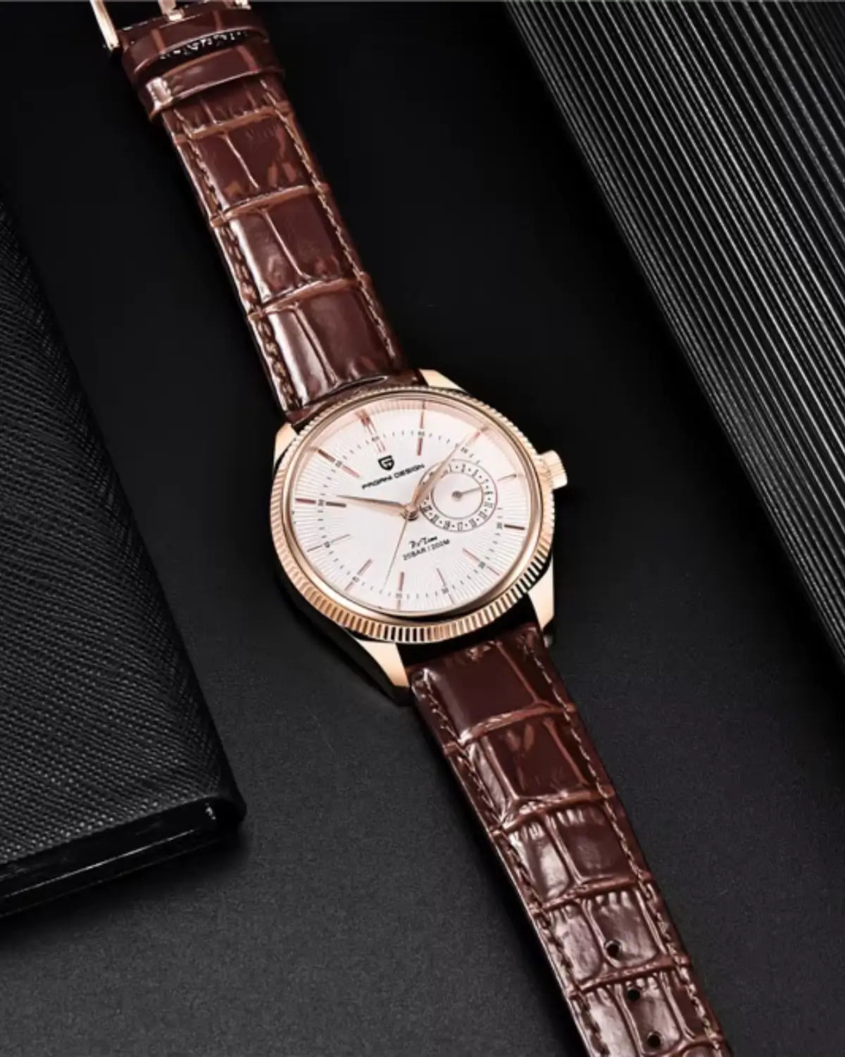 Relógio Masculino Pulseira de Couro Regent Brown Gold sobre superfície preta, design refinado