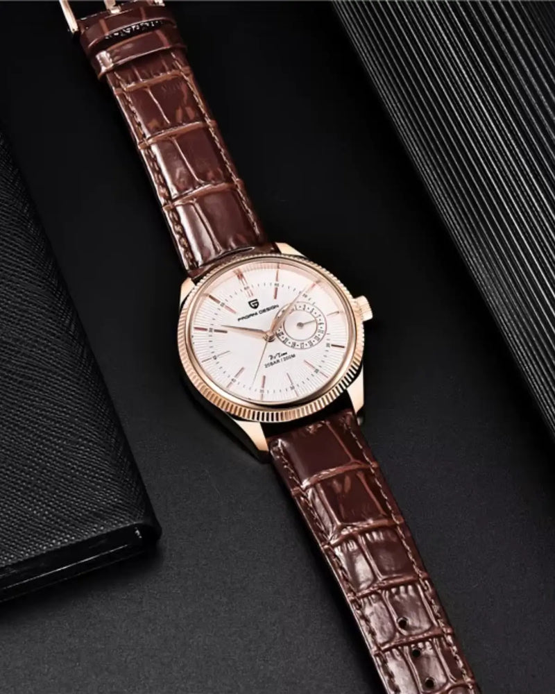 Relógio Masculino Pulseira de Couro Regent Brown Gold sobre superfície preta, design refinado