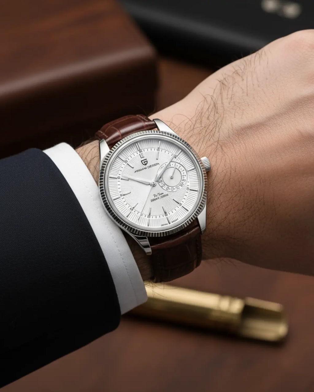 Relógio Masculino Pulseira de Couro Regent Brown no pulso, estilo elegante e sofisticado