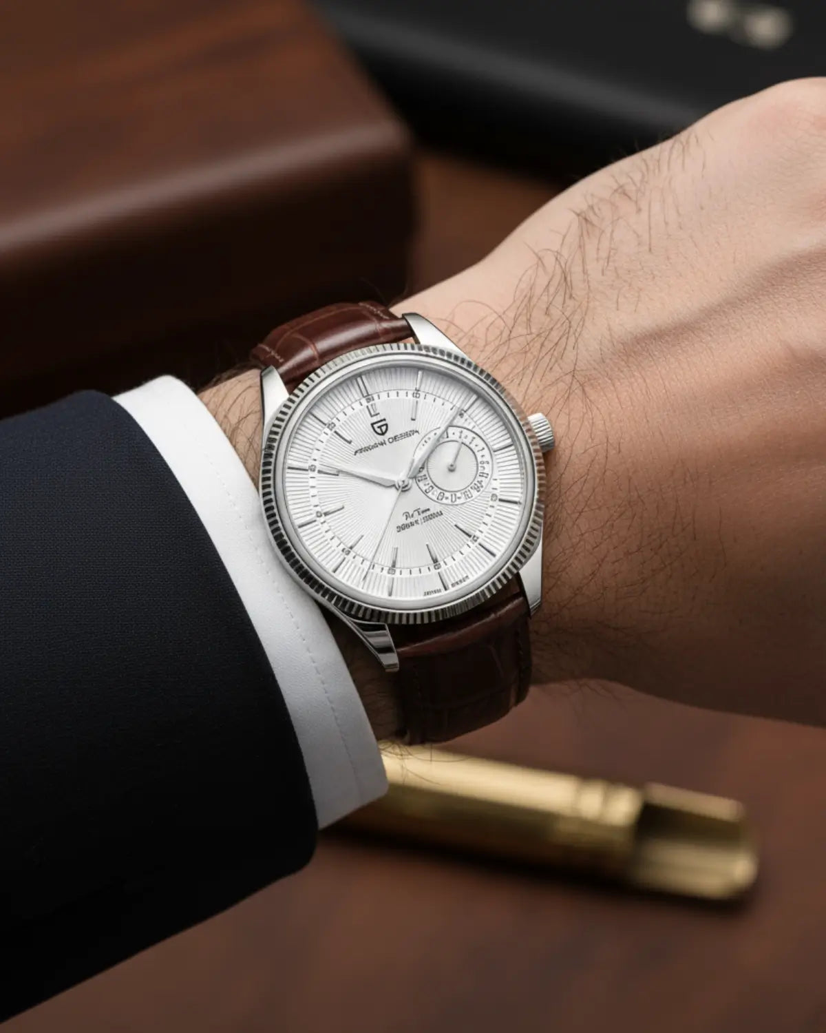 Relógio Masculino Pulseira de Couro Regent Brown no pulso, estilo elegante e sofisticado