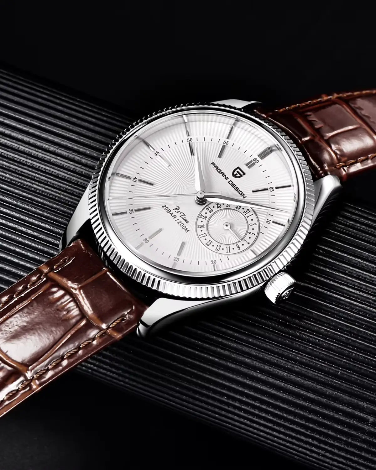 Relógio Masculino Pulseira de Couro Regent Brown apoiado sobre superfície escura