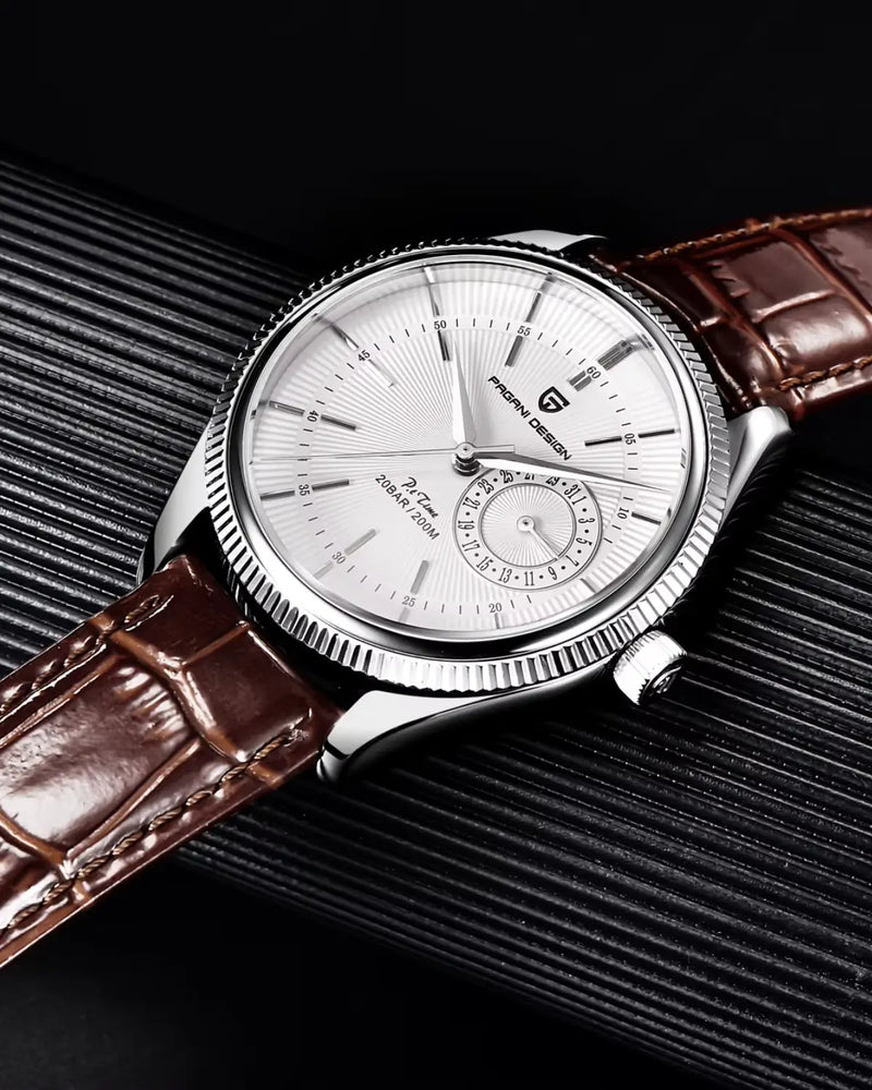 Relógio Masculino Pulseira de Couro Regent Brown apoiado sobre superfície escura