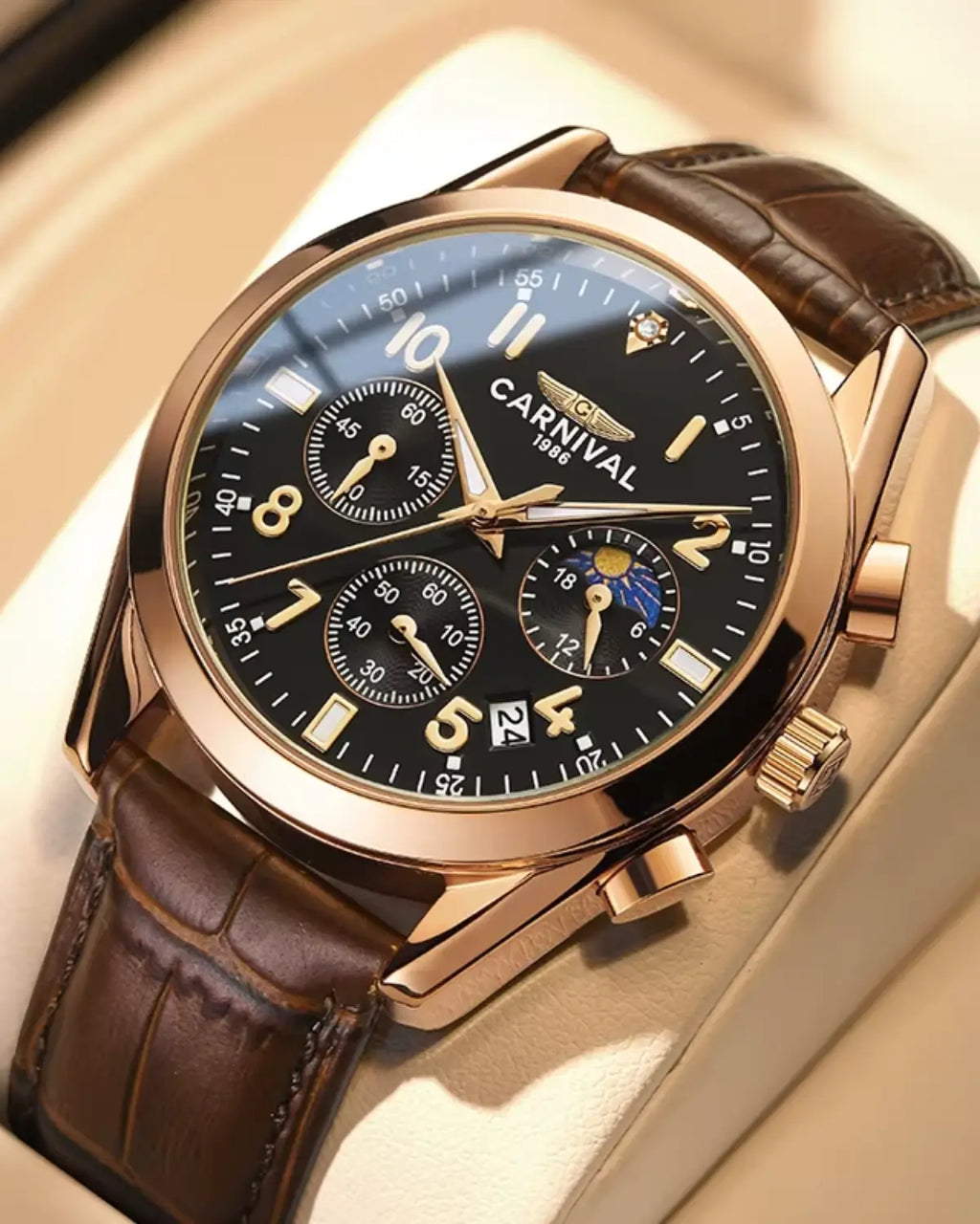 Close detalhado do Relógio Masculino Pulseira de Couro Veridor Rosé Gold com mostrador preto e caixa dourada