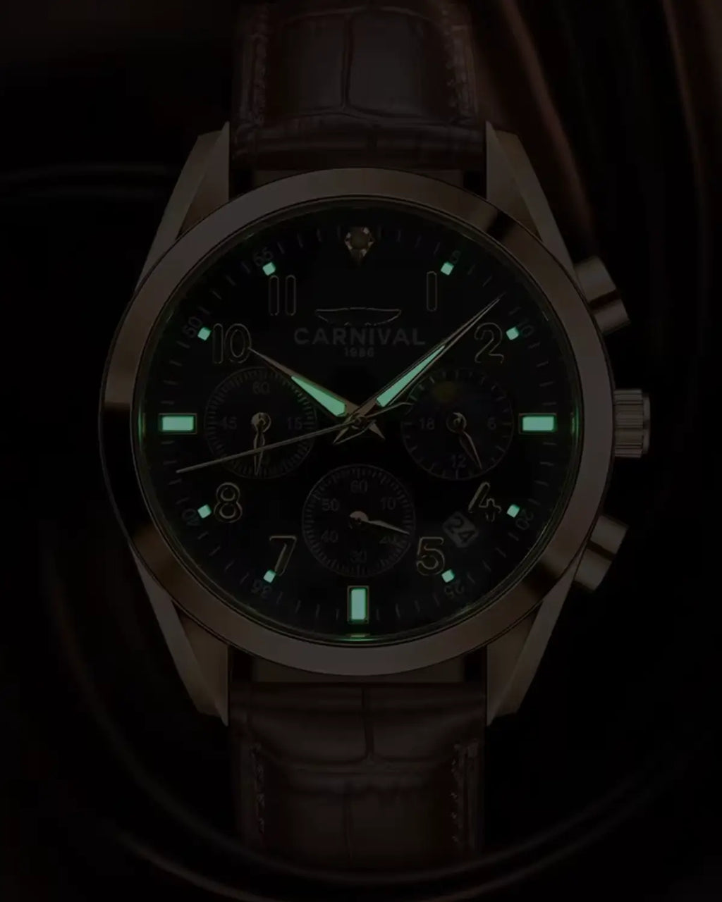 Relógio Masculino Pulseira de Couro Veridor Rosé Gold com mostrador luminoso em ambiente escuro