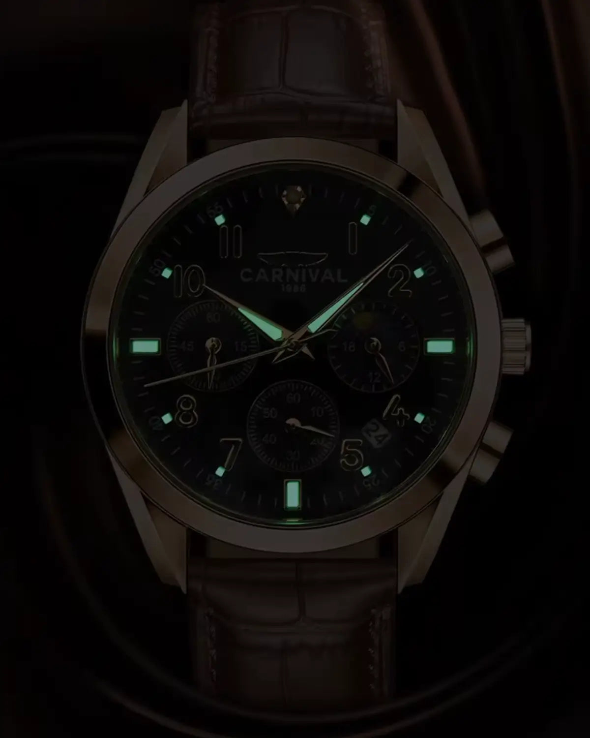 Relógio Masculino Pulseira de Couro Veridor Rosé Gold com mostrador luminoso em ambiente escuro