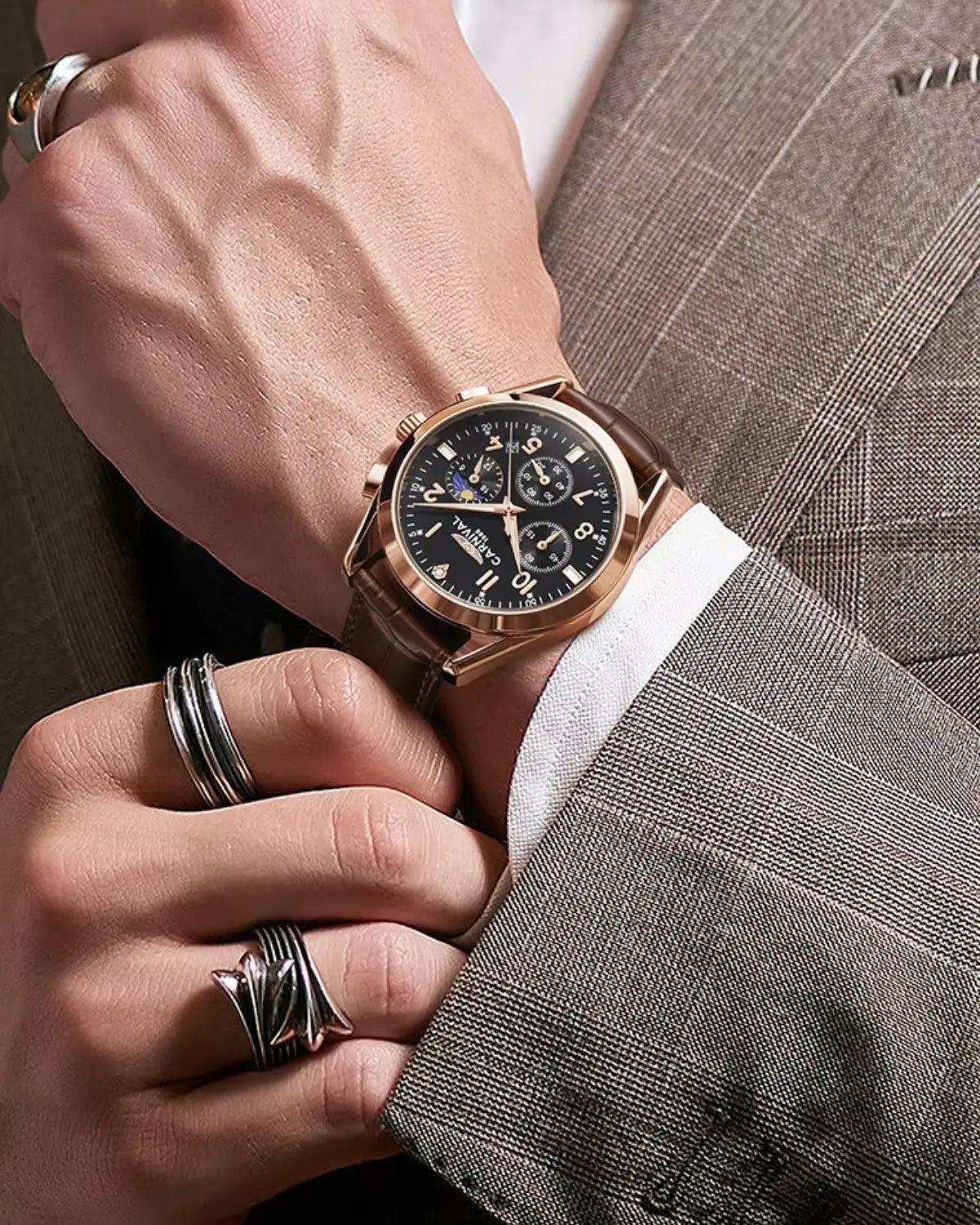 Relógio Masculino Pulseira de Couro Veridor Rosé Gold no pulso, visual sofisticado e contemporâneo