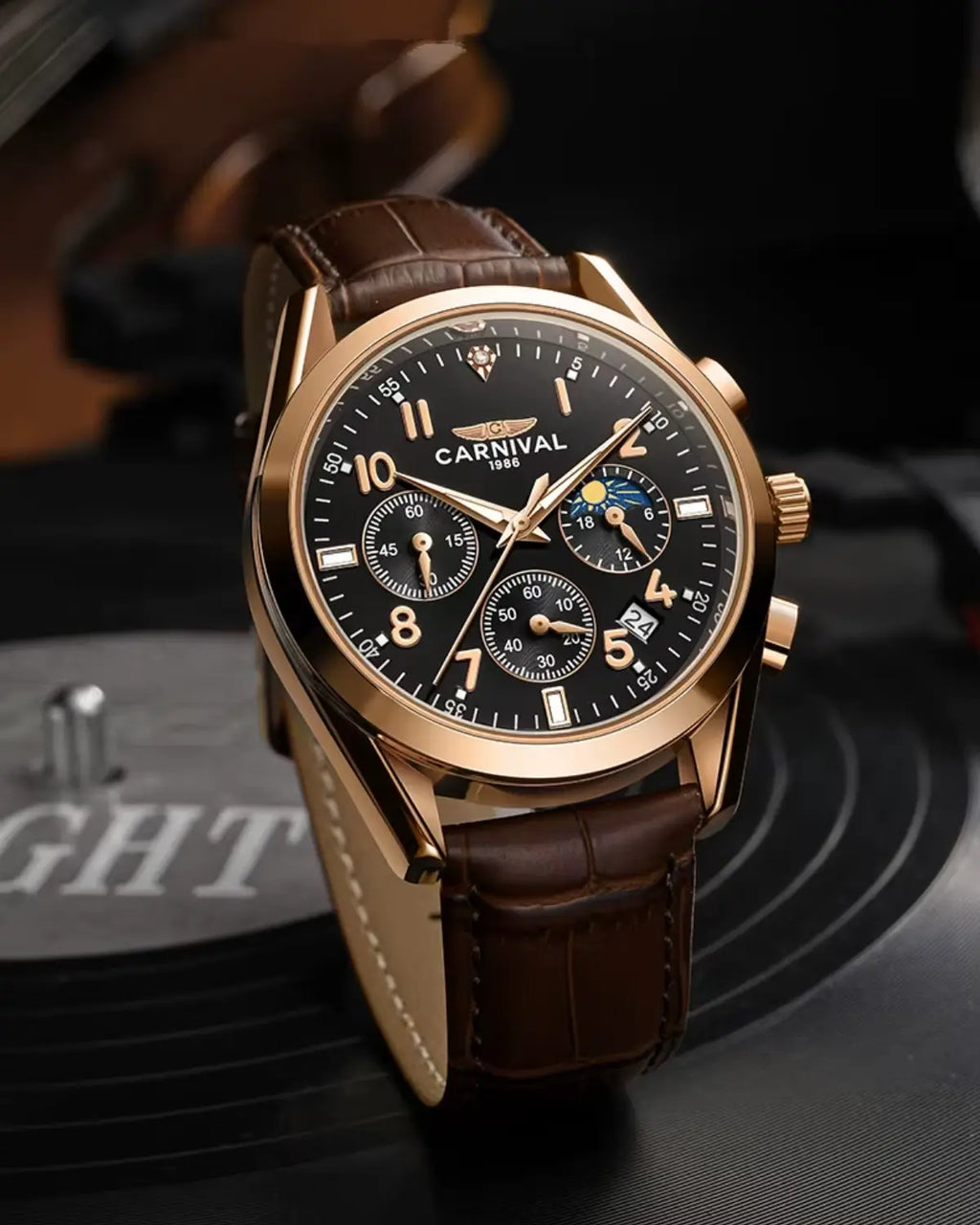 Relógio Masculino Pulseira de Couro Veridor Rosé Gold apoiado sobre mesa, estilo clássico