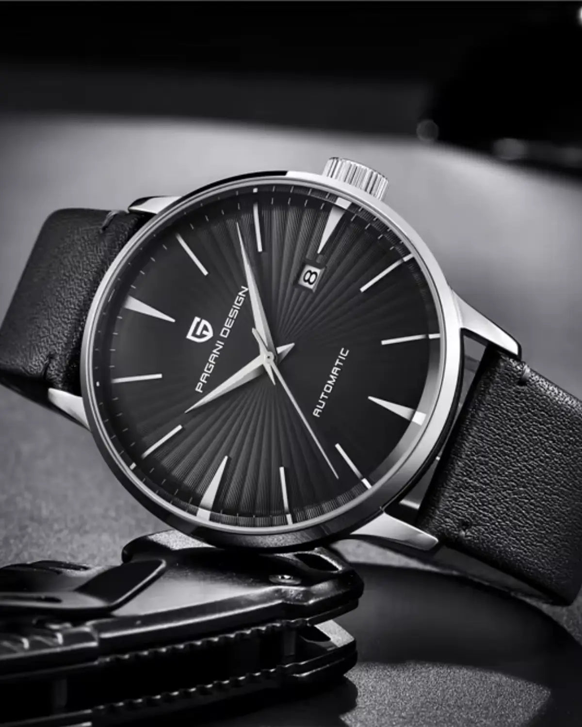 Relógio Masculino Pulseira de Couro Virtus Black em foto editorial com fundo escuro