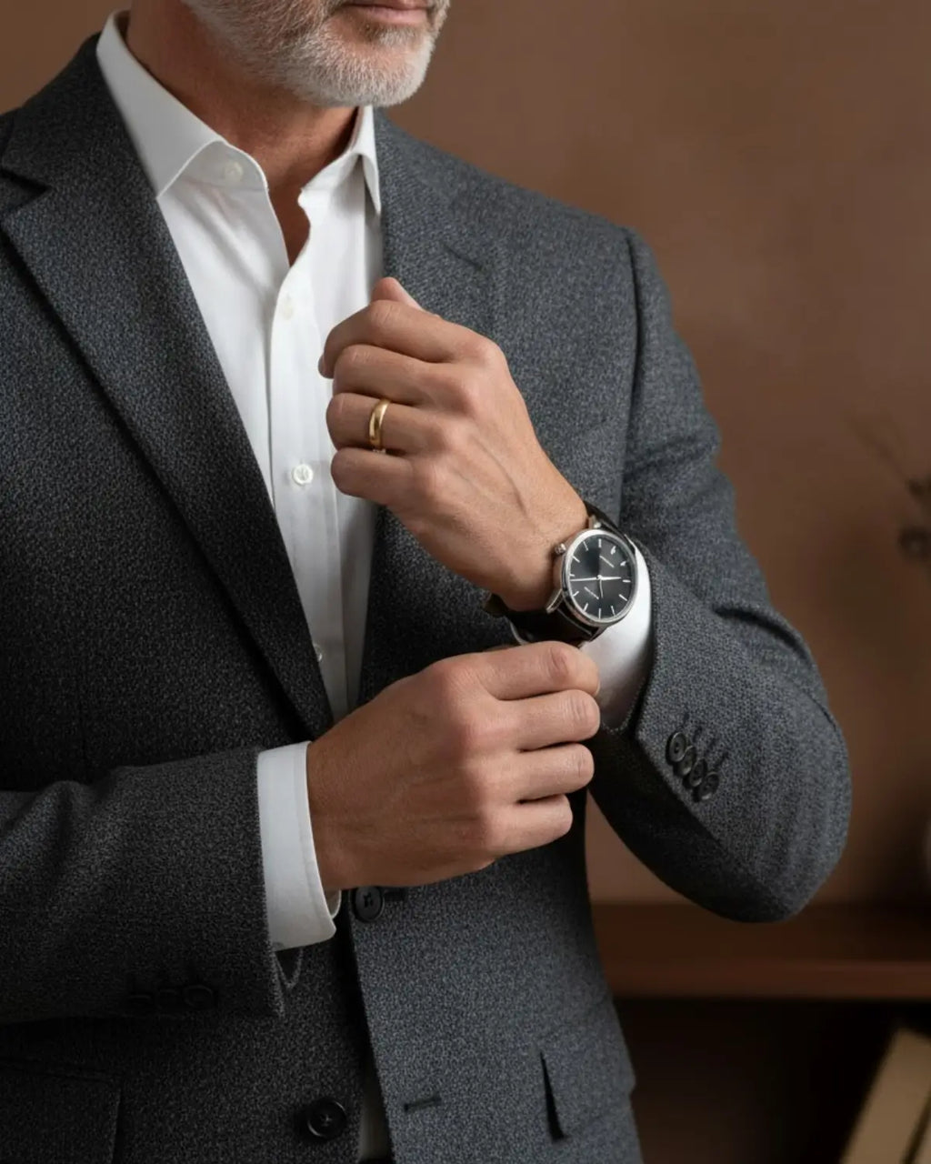 Homem ajustando o Relógio Masculino Pulseira de Couro Virtus Black com terno cinza