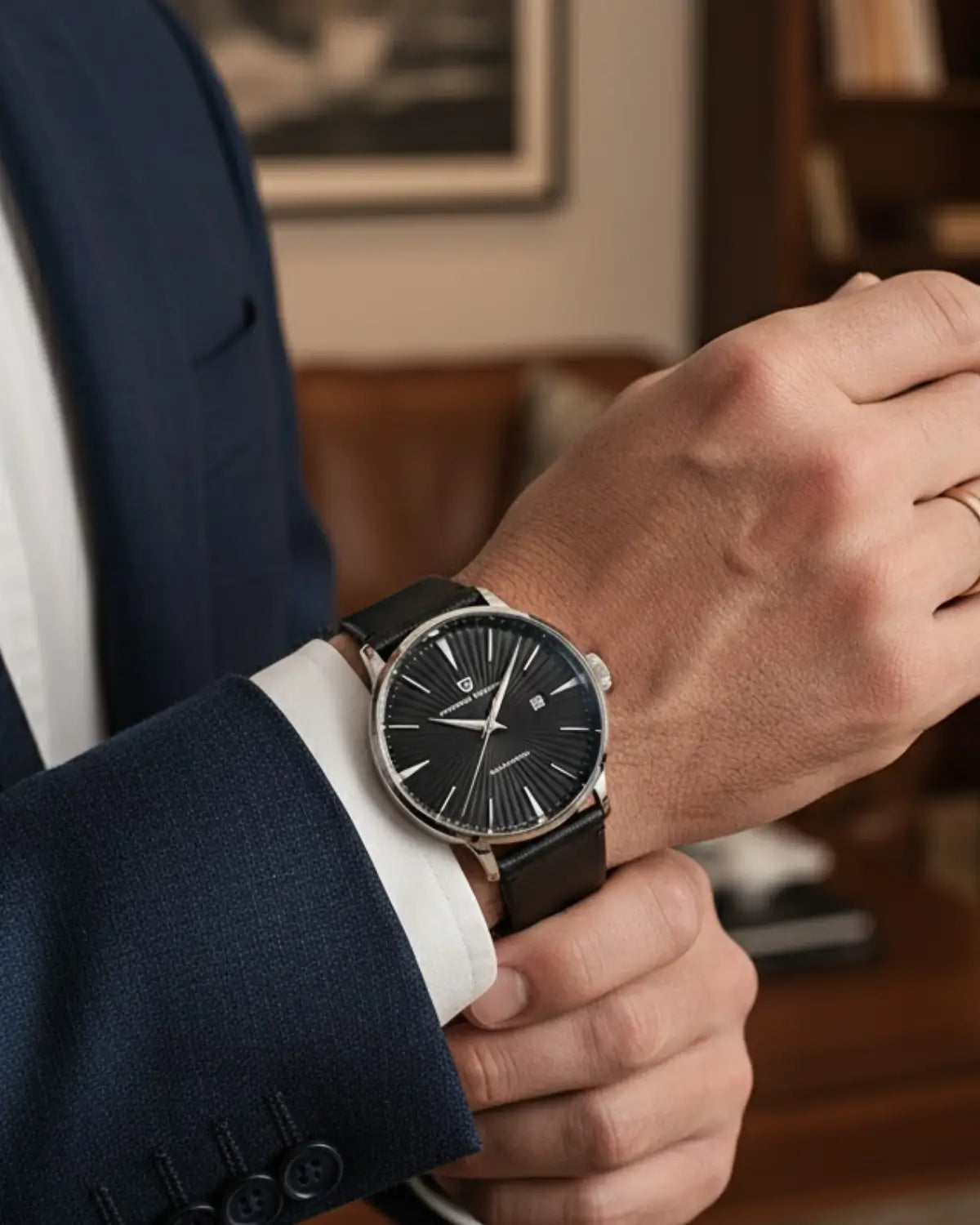 Relógio Masculino Pulseira de Couro Virtus Black no pulso, estilo moderno e elegante