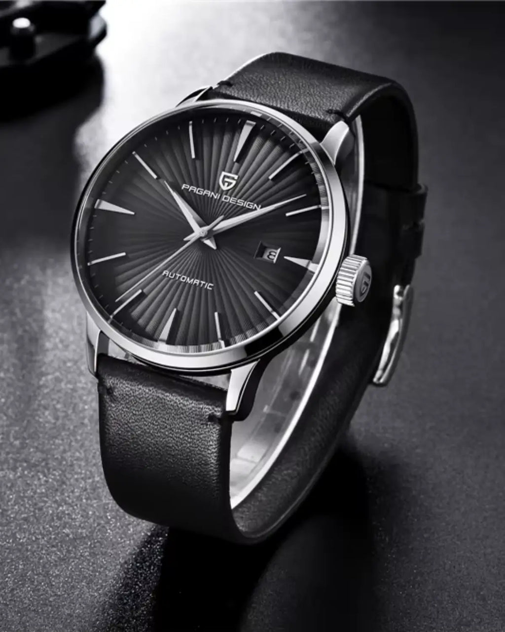 Relógio Masculino Pulseira de Couro Virtus Black apoiado sobre mesa metálica