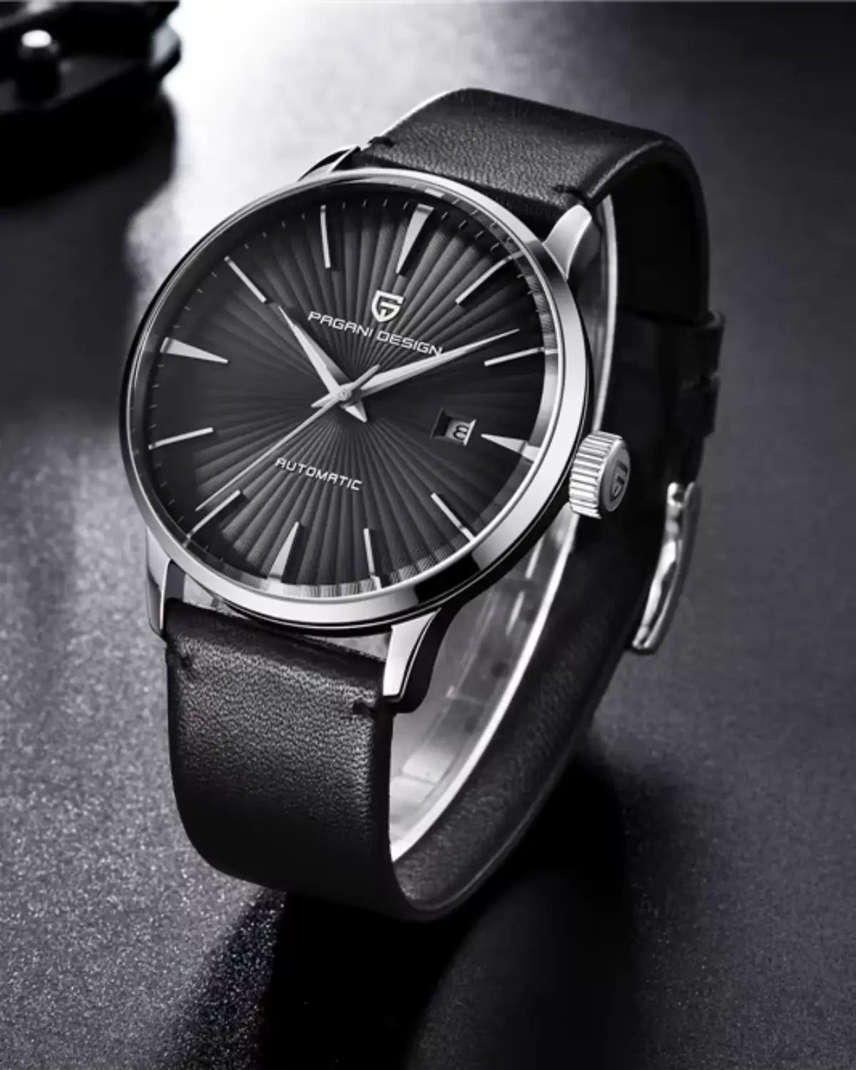 Relógio Masculino Pulseira de Couro Virtus Black apoiado sobre mesa metálica