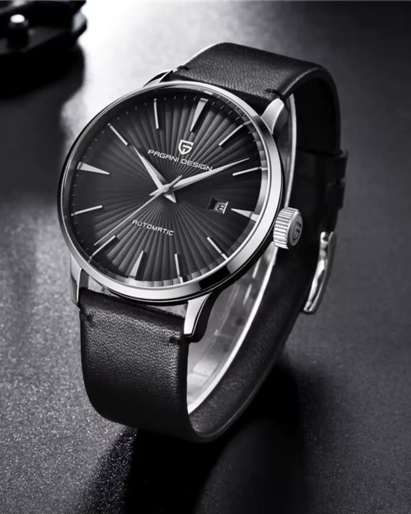 Relógio Masculino Pulseira de Couro Virtus Black apoiado sobre mesa metálica
