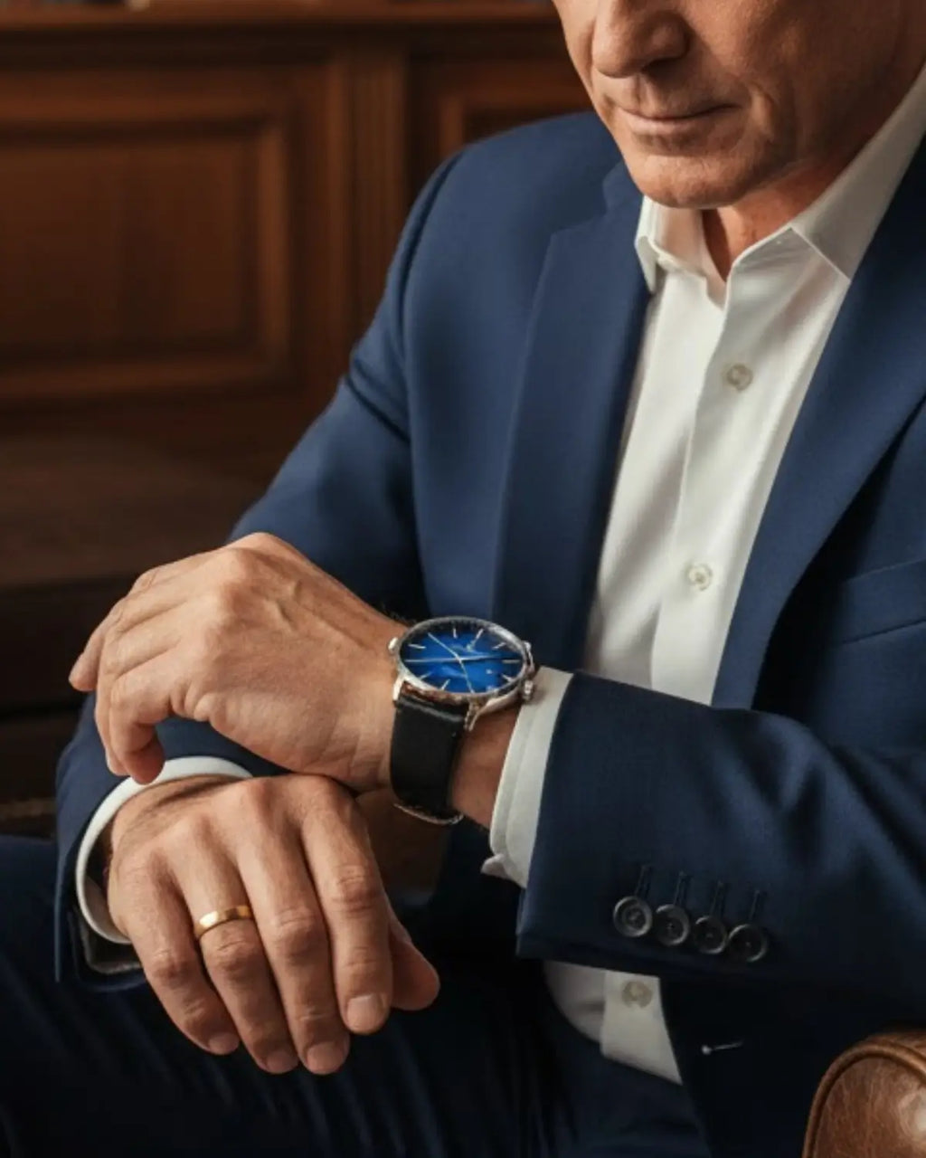Homem elegante usando terno com Relógio Masculino Pulseira de Couro Virtus Blue