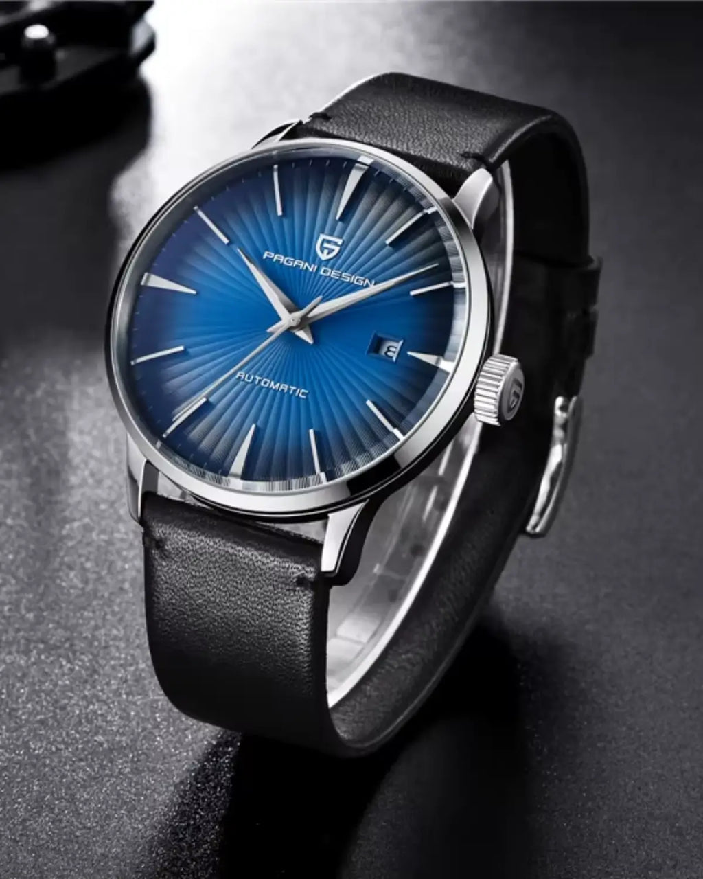 Relógio Masculino Pulseira de Couro Virtus Blue apoiado sobre mesa escura, luz difusa