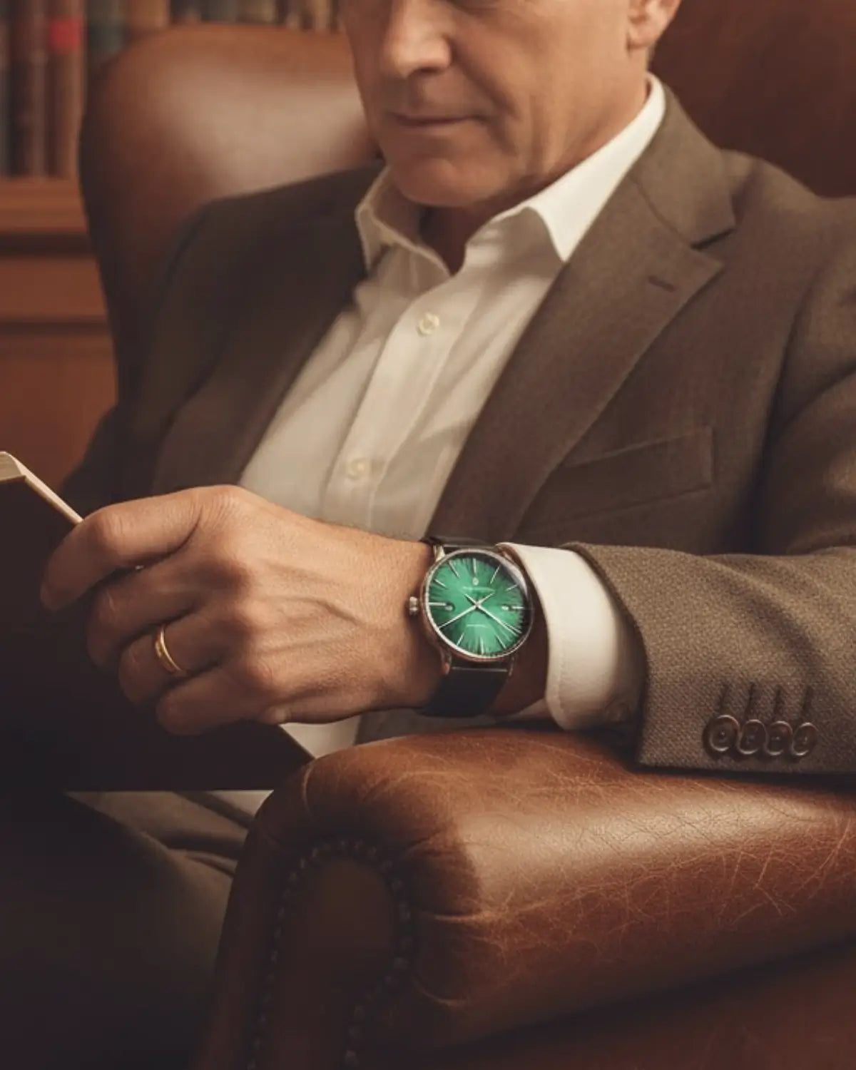 Homem usando terno marrom com Relógio Masculino Pulseira de Couro Virtus Green