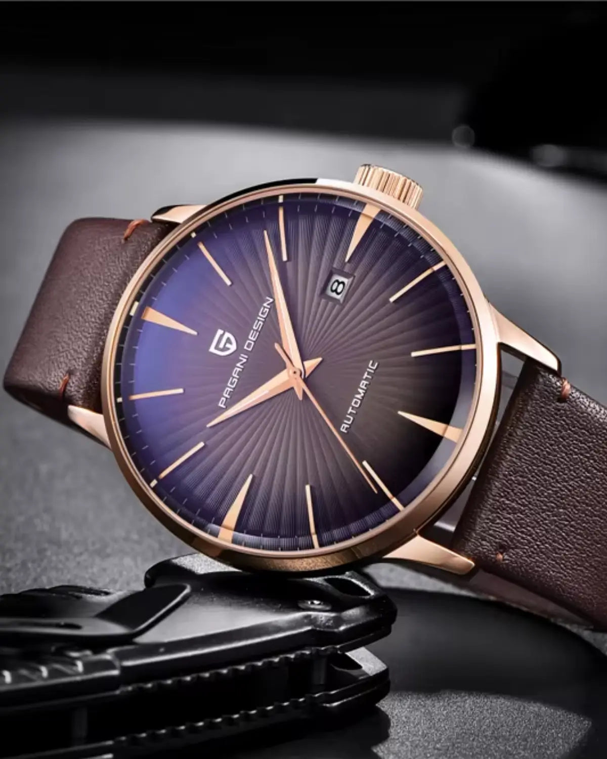 Detalhe lateral do Relógio Masculino Pulseira de Couro Virtus Purple com vidro de safira