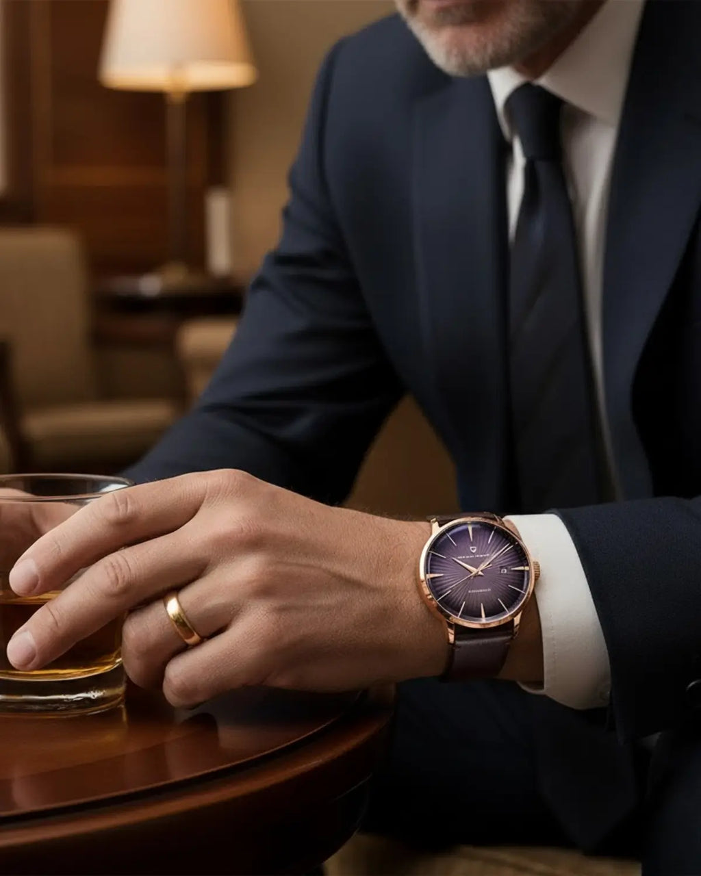 Homem vestindo terno com Relógio Masculino Pulseira de Couro Virtus Purple, visual refinado