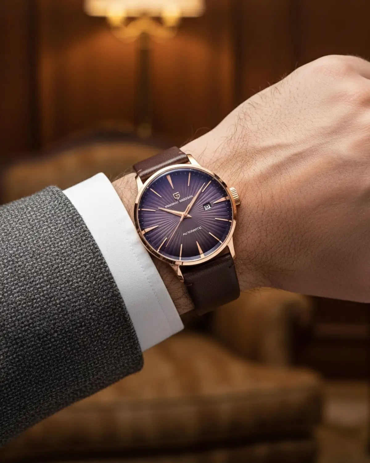 Relógio Masculino Pulseira de Couro Virtus Purple no pulso, estilo elegante e moderno