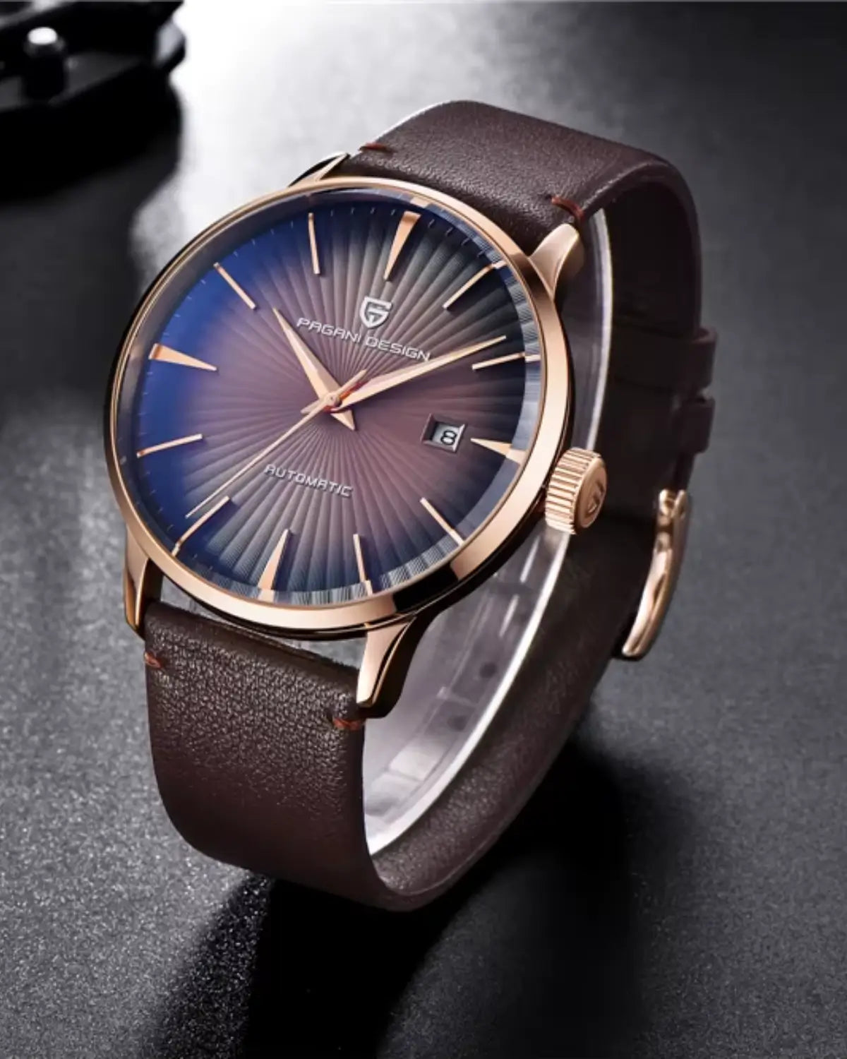 Relógio Masculino Pulseira de Couro Virtus Purple apoiado sobre mesa escura, luz suave