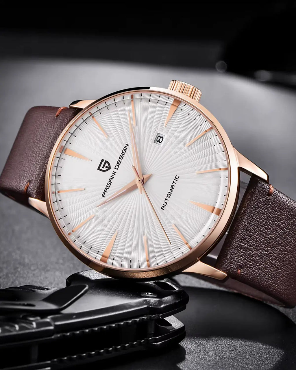 Relógio Masculino Pulseira de Couro Virtus White em fotografia editorial sofisticada.