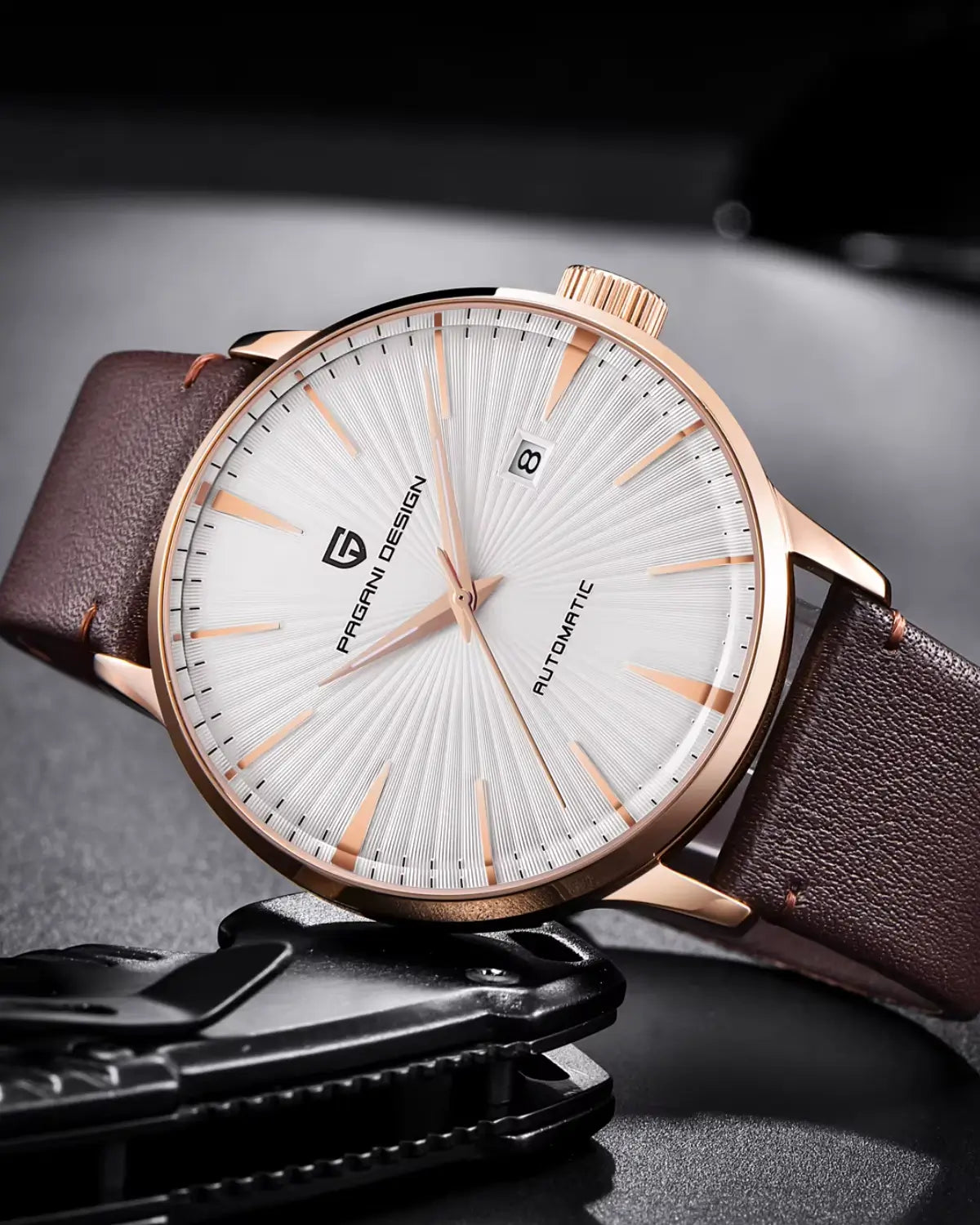 Relógio Masculino Pulseira de Couro Virtus White em fotografia editorial sofisticada.