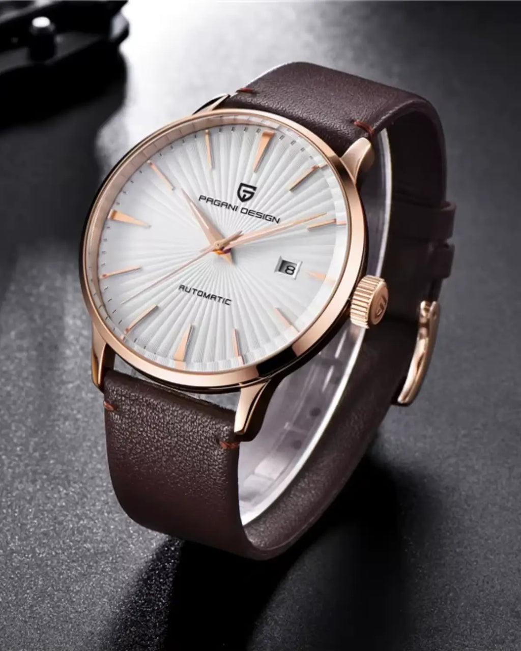 Relógio Masculino Pulseira de Couro Virtus White apoiado sobre mesa escura, iluminação suave.