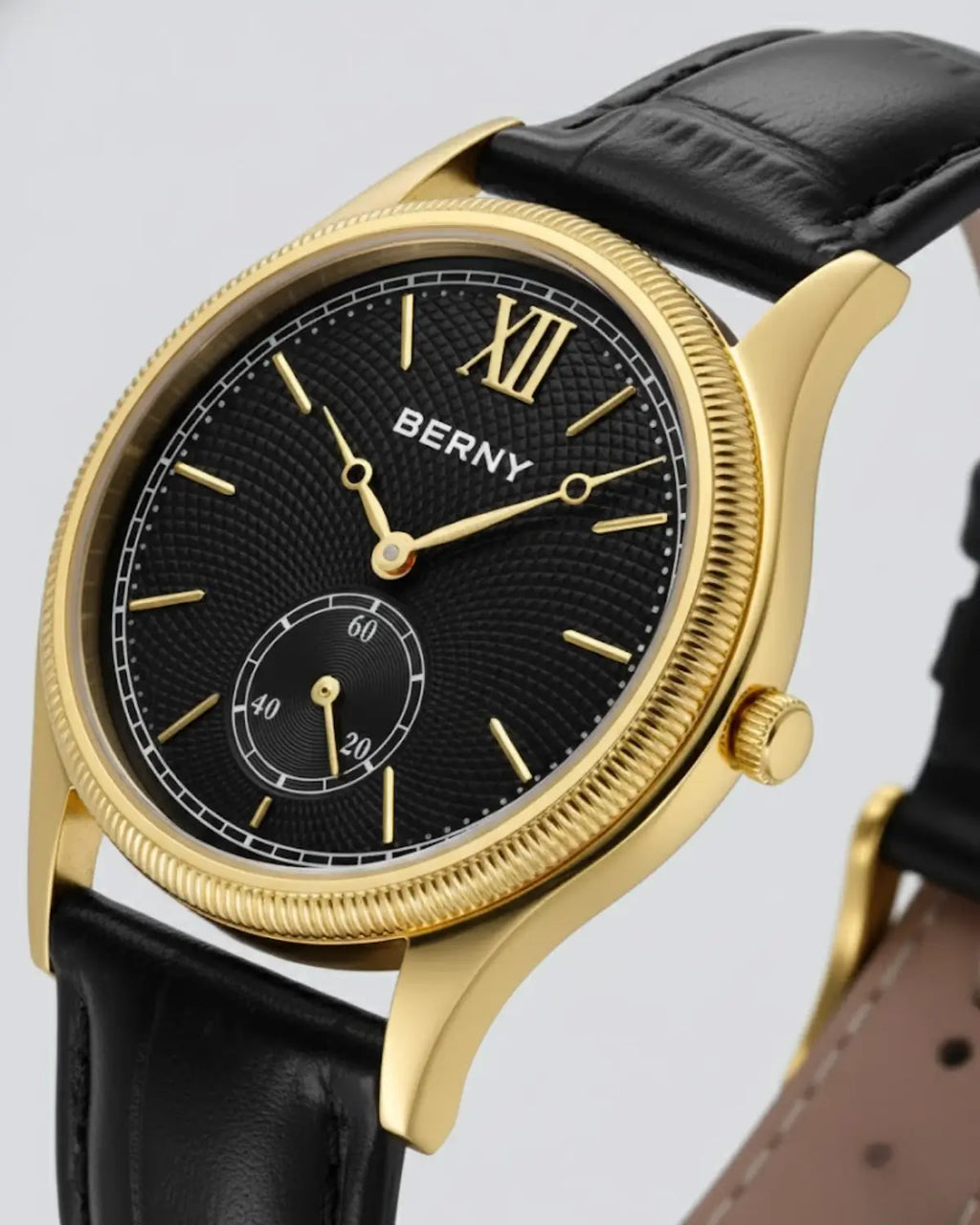 Detalhe do mostrador preto texturizado e caixa dourada do relógio Berny Monarch Black