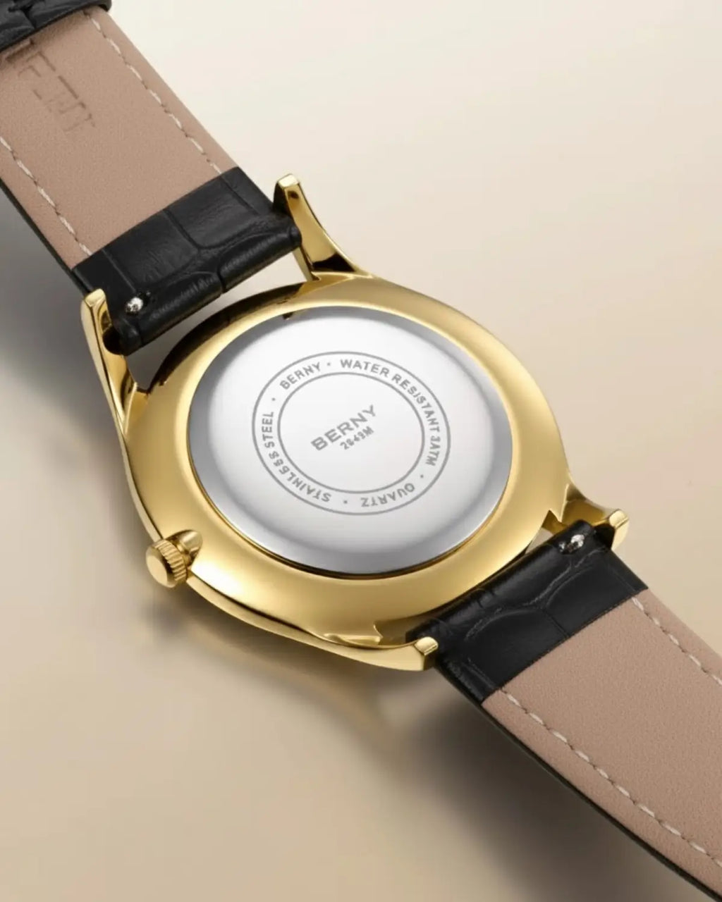 Vista traseira do relógio Berny Monarch Black mostrando tampa de aço inoxidável e gravação Berny