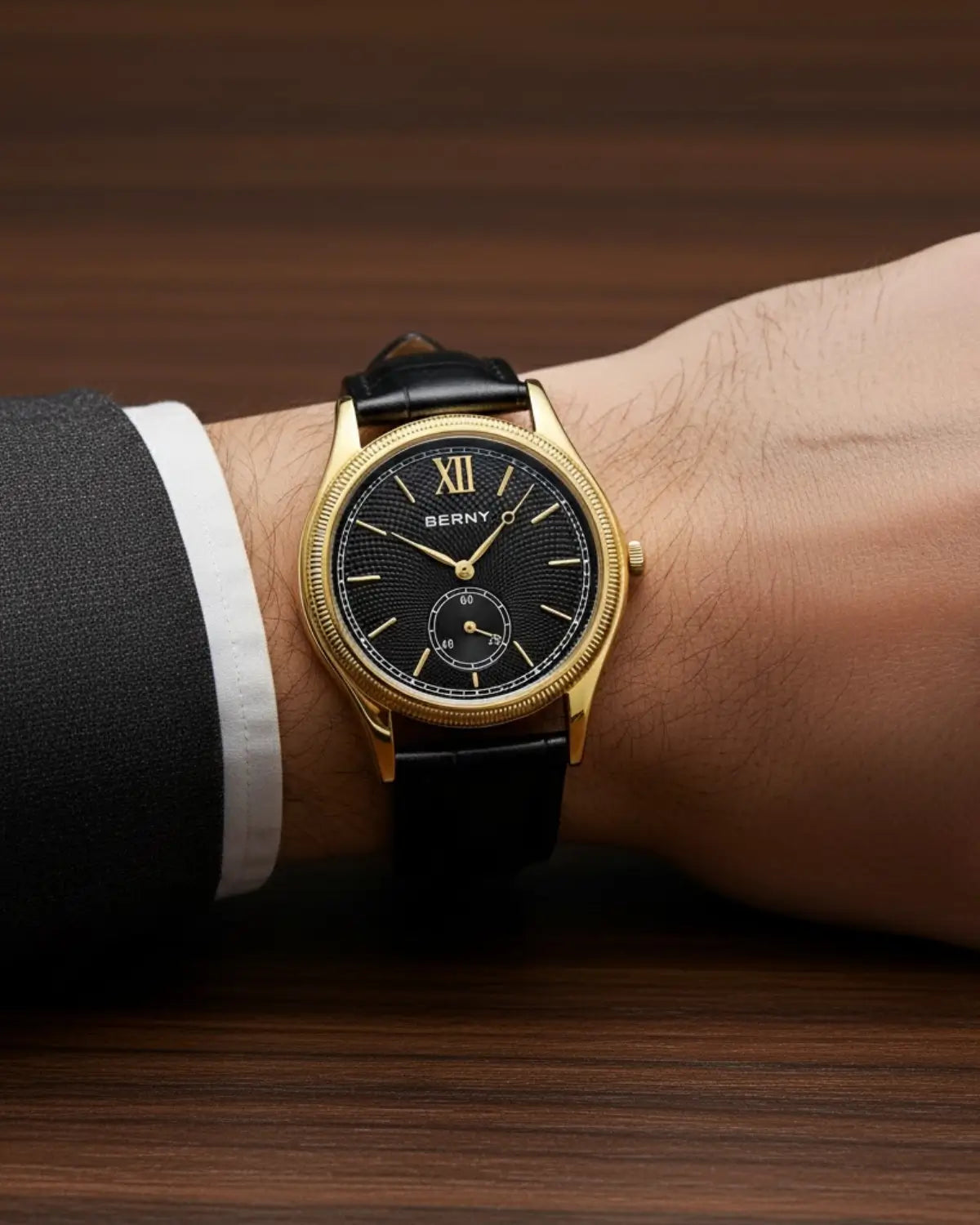Relógio Berny Monarch Black no pulso, usado com terno preto em ambiente executivo