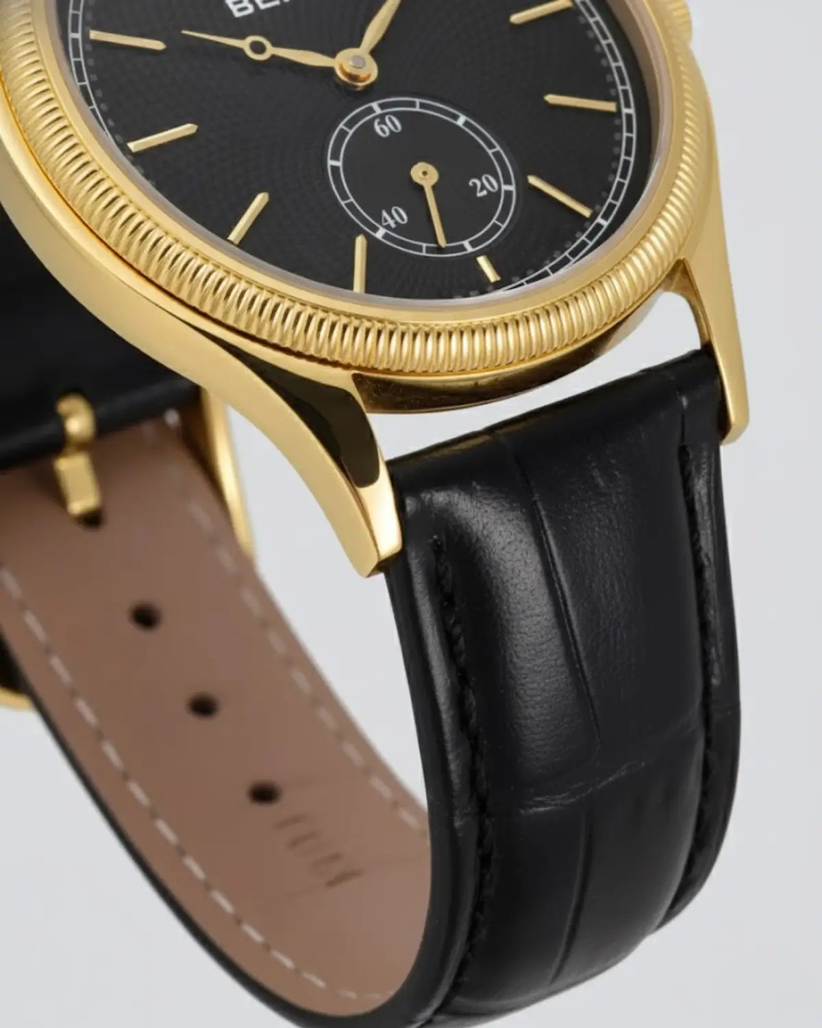 Close da pulseira de couro preto texturizado do relógio Berny Monarch Black