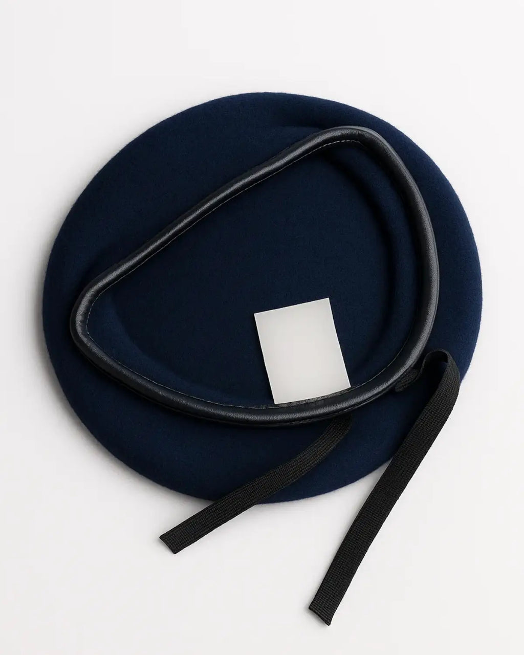 Vista interna da Boina Masculina Francesa de Lã Ajustável Navy Blue mostrando acabamento em couro e fitas de ajuste.